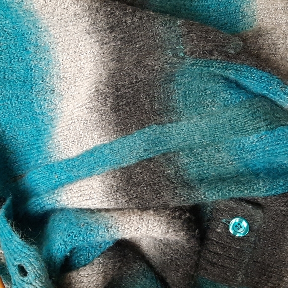 Blues, Teal, Black 2x Sweater pockets on front and snap buttons - Picture 2 of 8